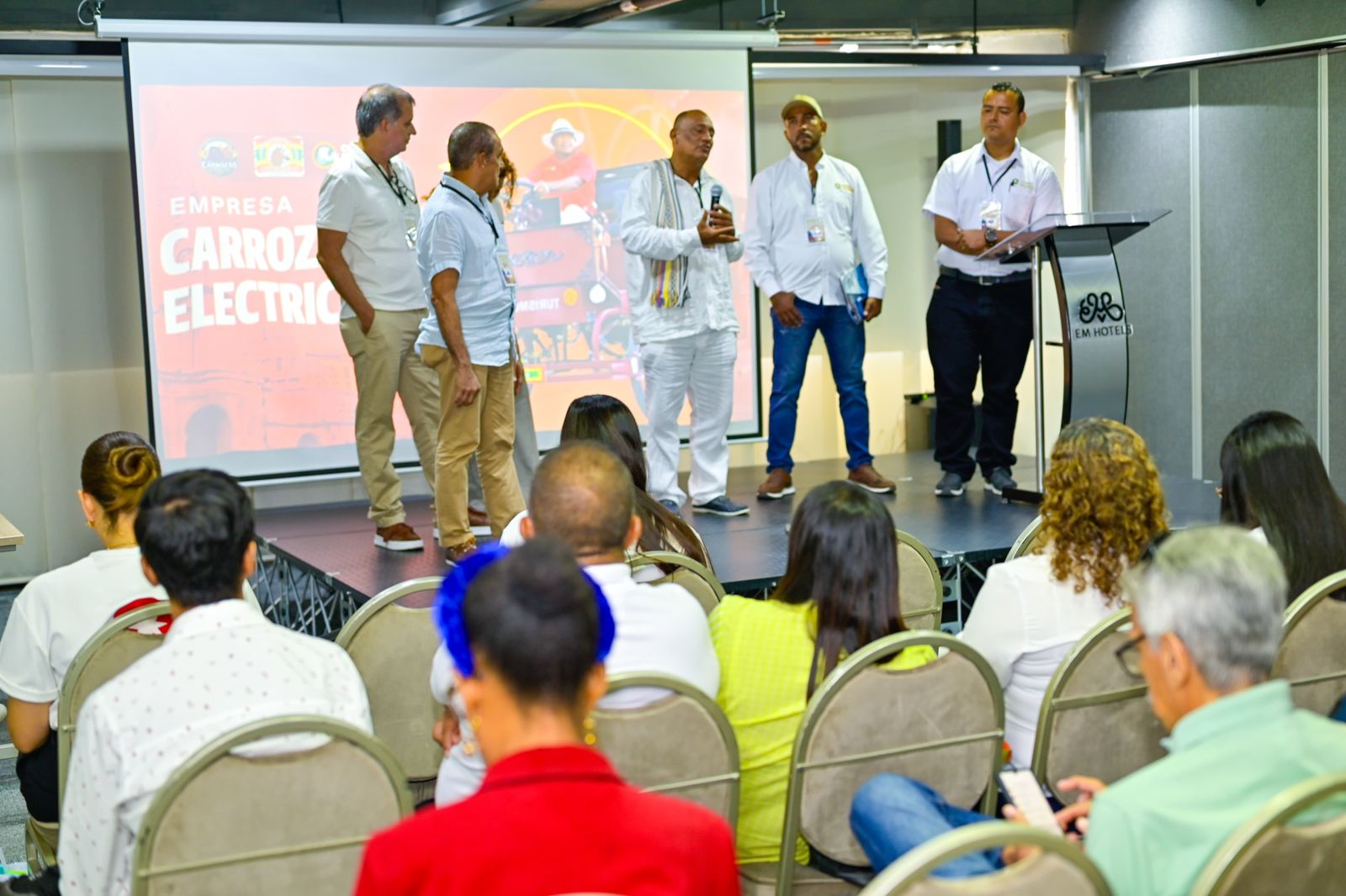 Primer workshop en la historia de cartagena para unir empresarios tur&iacute;sticos y el sistema de coches el&eacute;ctricos 